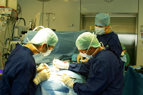 韩国雕刻整形医院宋龙泰院长骨水泥填充手术中