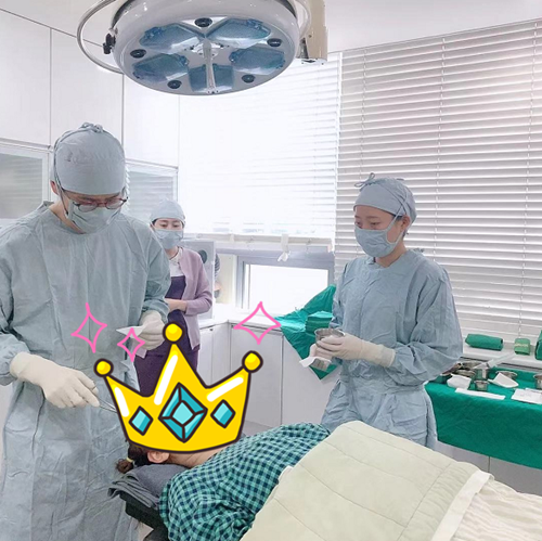 韩国雕刻整形医院宋龙泰院长手术中