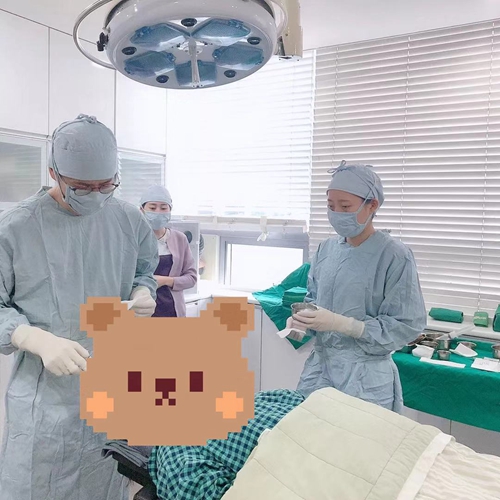 韩国雕刻整形医院宋龙泰院长手术中
